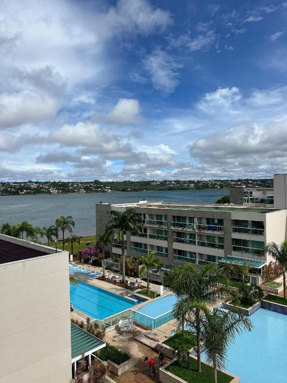 an aerial view of a resort with a swimming pool at Brisas do Lago - Estadia com ALMA in Brasília