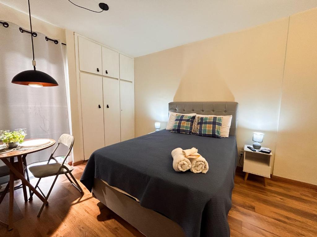 une chambre avec un lit avec deux serviettes dessus dans l'établissement Ap Smart Bosque, à Campinas