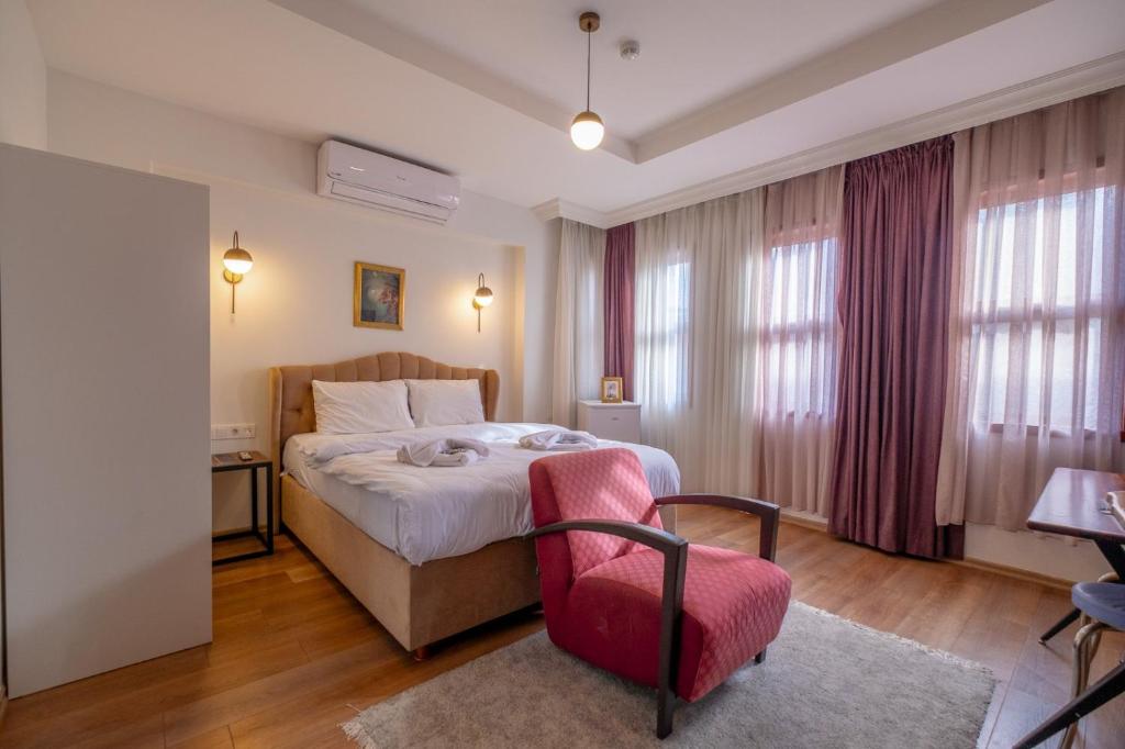 Postel nebo postele na pokoji v ubytování Empress sophia hotel oldcity