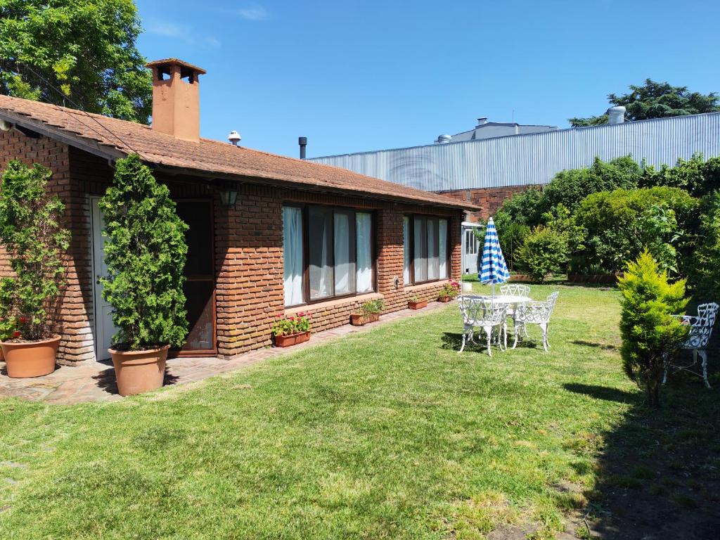 ein Backsteinhaus mit einem Tisch und Stühlen im Hof in der Unterkunft Quincho in Mar del Plata