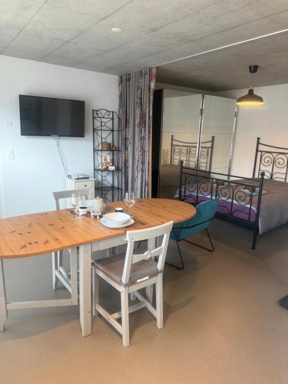 Un comedor con una mesa y sillas y una cama. en Luxury Studio Happy Life, en Blumenstein