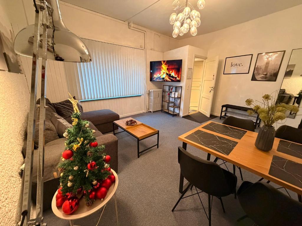 ein Wohnzimmer mit einem Weihnachtsbaum auf einem Tisch in der Unterkunft Pænt og hyggeligt Lejlighed in Kopenhagen