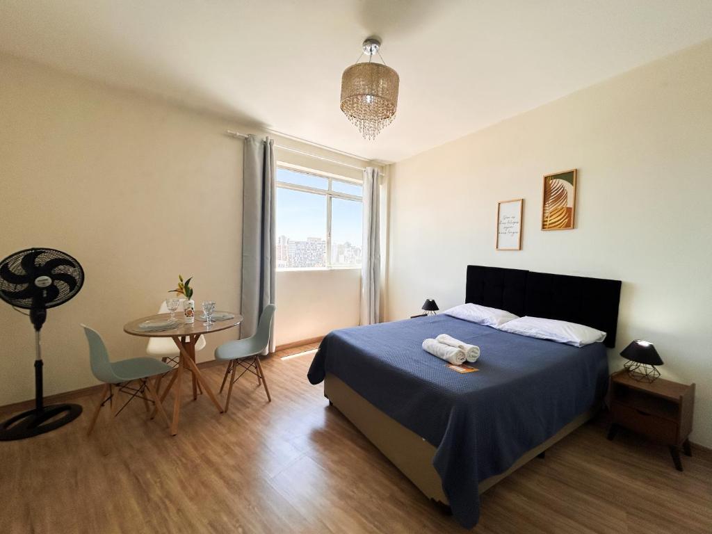 Postel nebo postele na pokoji v ubytování AP Smart Downtown