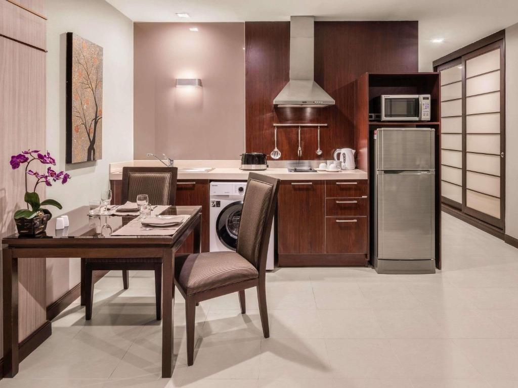Кухня или мини-кухня в Grand Mercure Bangkok Asoke Residence
