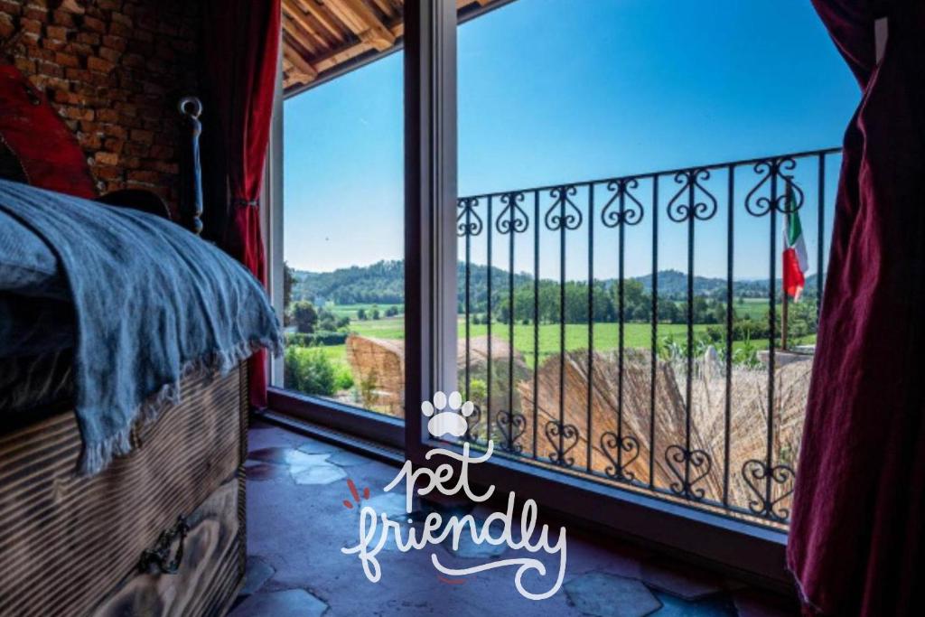 une pièce avec une grande fenêtre avec vue dans l'établissement Suites con Vista Panoramica e Home Restaurant - Pet Friendly nel Monferrato, à Cortandone