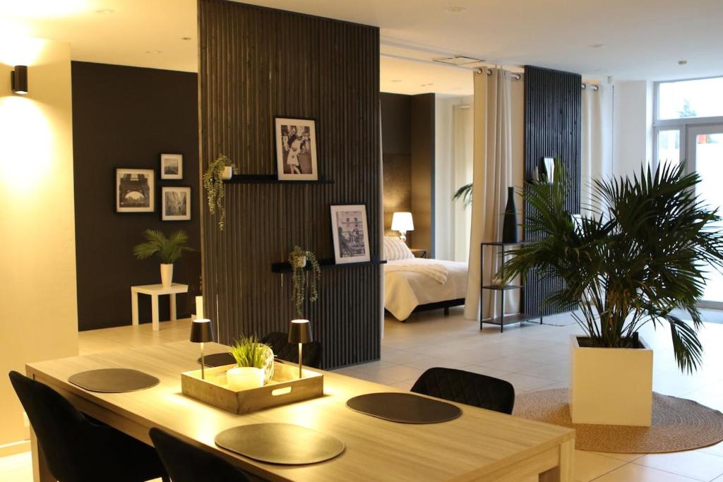 un salon avec une table et une chambre dans l'établissement Casa Verde, à Maasmechelen