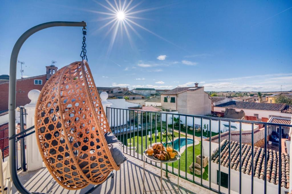 eine Schaukel auf einem Balkon mit Poolblick in der Unterkunft VILLA T to15 min from Puy du Fou Billiar, Movies, BBQ,Pool in Totanés