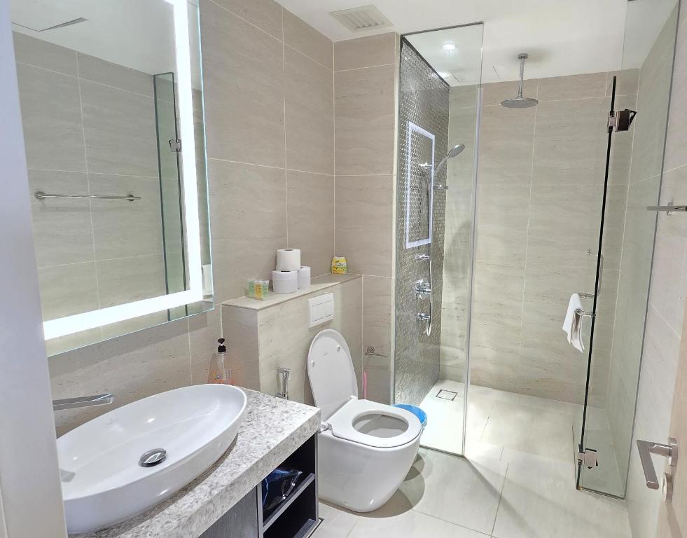 ein Badezimmer mit Toilette, Waschbecken und Dusche in der Unterkunft Star Holiday Sky Pool KLCC in Kuala Lumpur