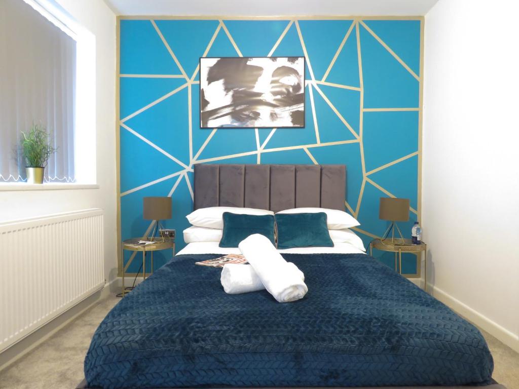 En eller flere senge i et værelse på Tudors eSuites - Central 4 bedroom house #14NS