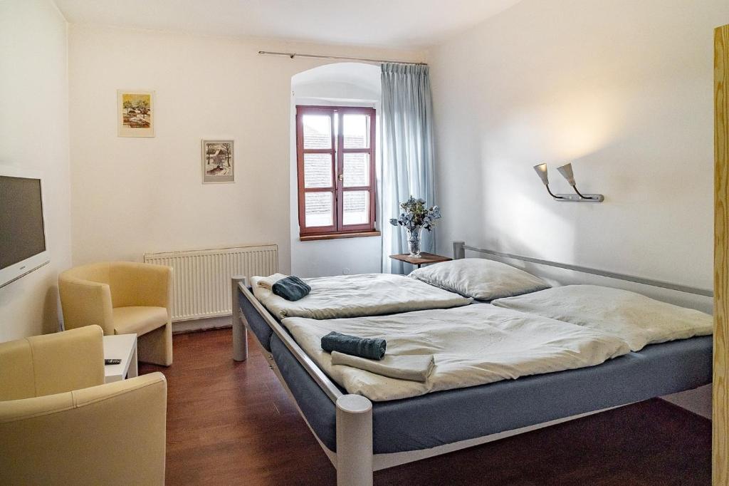 a bedroom with two beds and a window at Hotel Na Velké hospodě in Sedlice