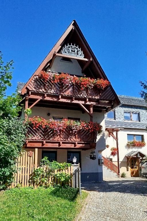 a building with flower boxes on the side of it at Ferienwohnung Neubert in Wolkenstein