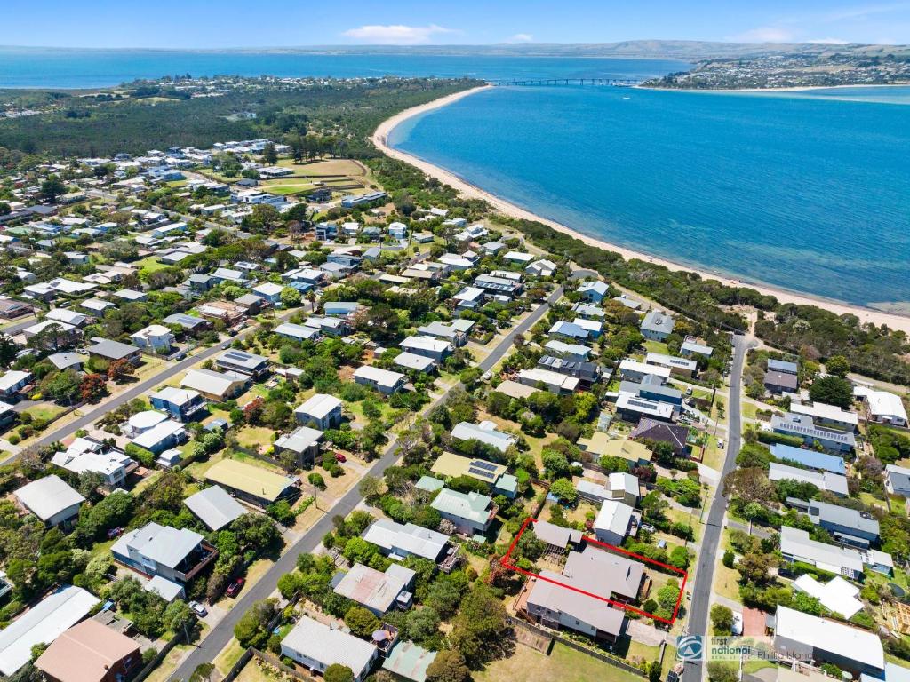 una vista aérea de un suburbio junto a la playa en Broadwater Waves, en Cape Woolamai
