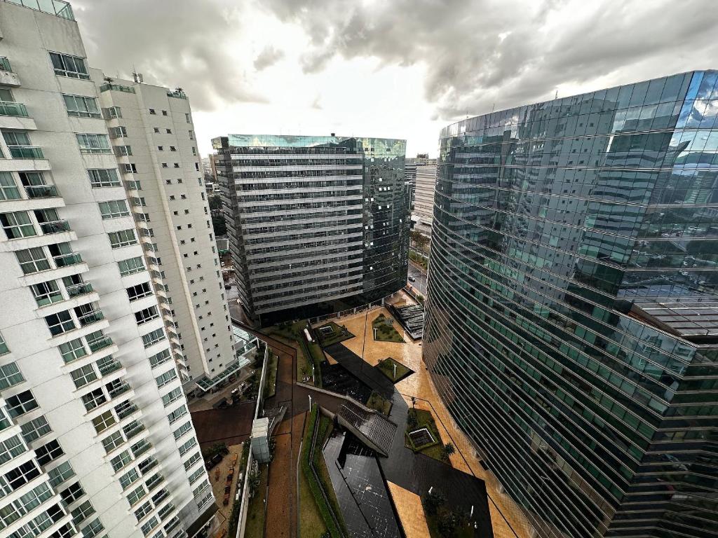 une vue aérienne d'une ville avec de grands immeubles dans l'établissement Lindo flat no Vision de Brasilia, à Brasilia