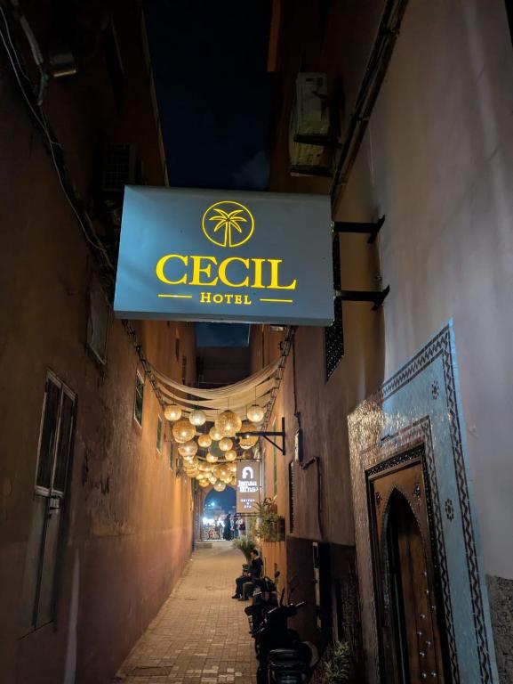 Un cartel de un hotel en el lateral de un edificio. en Hotel Cecil, en Marrakech