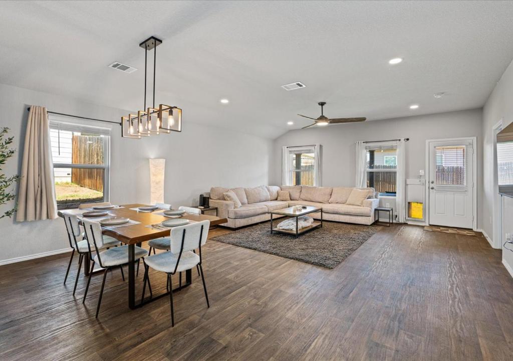 Posezení v ubytování Modern, Spacious Home 4BR Near Airport & Tesla