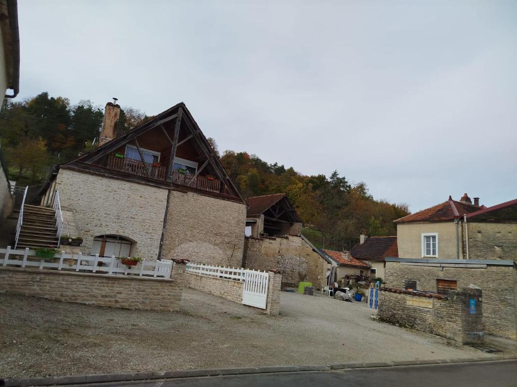une maison en briques avec un balcon sur le toit dans l'établissement Chambres Chez Marcel, à Spoy