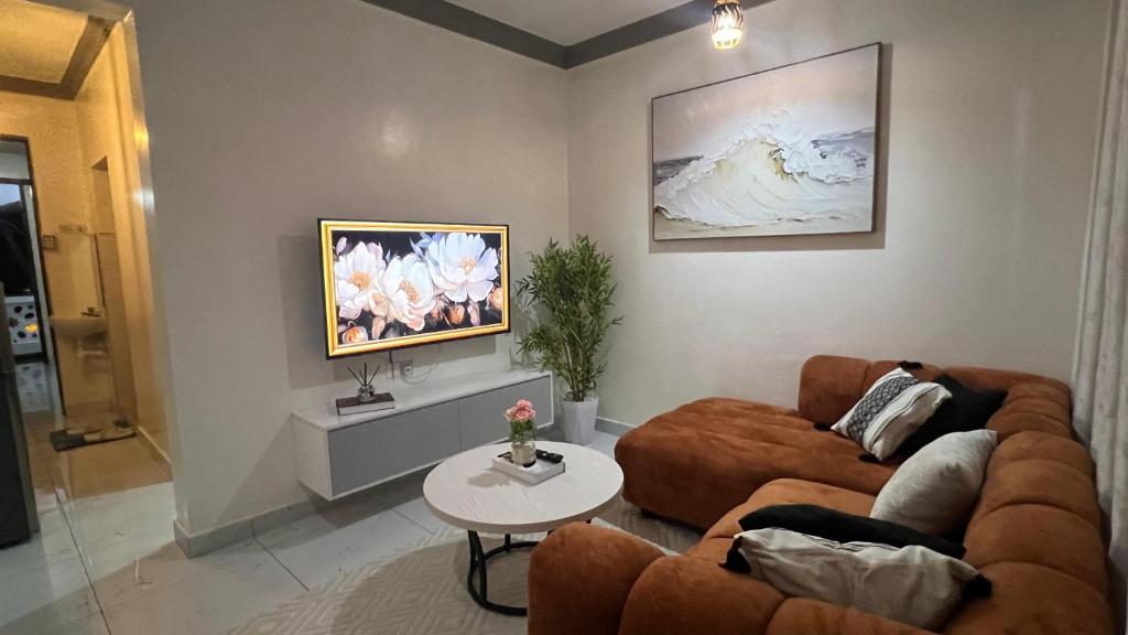 a living room with a couch and a table at La Huésped in Mombasa