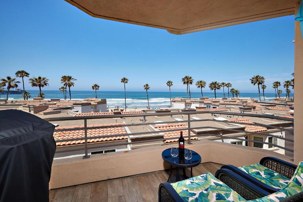 Cette chambre offre une vue sur une plage dotée de chaises. dans l'établissement 501P-5 Panoramic Ocean & Pier Views, à Oceanside