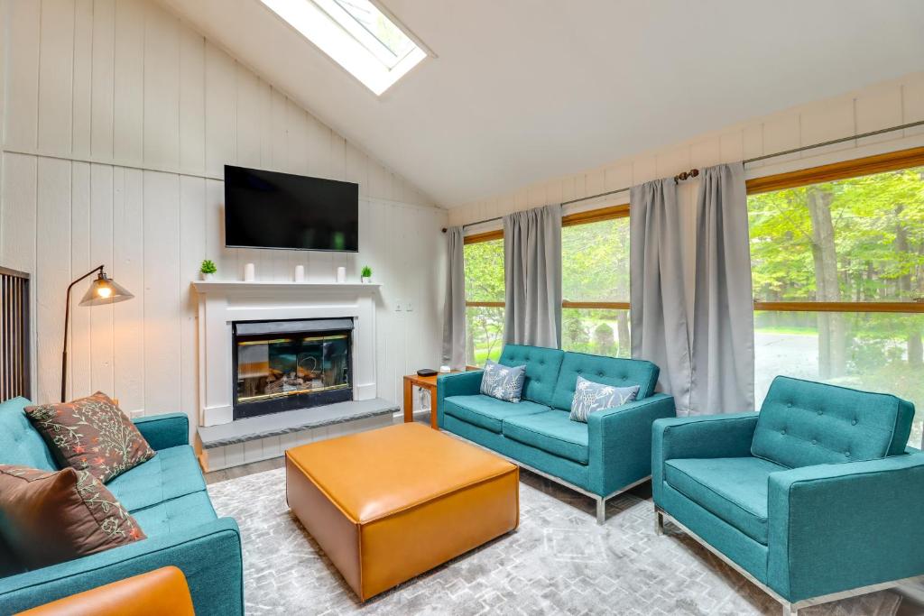 Χώρος καθιστικού στο 1 Mi to Lake, Golf and Ski Access The Hideout Home!