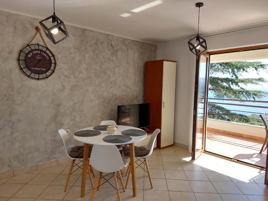 ein Esszimmer mit Tisch und Stühlen in der Unterkunft Casa Panorama Sunrise in Rabac