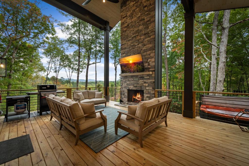 Mashburn MillSapphire Skies的门廊设有椅子和壁炉