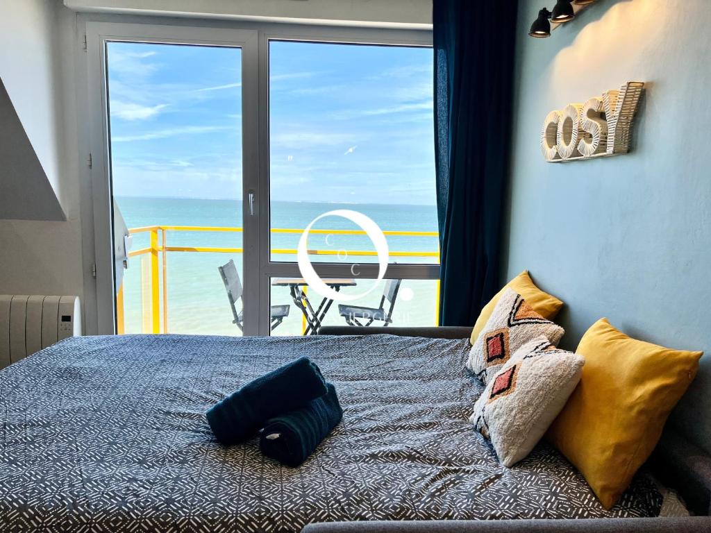 une chambre avec un lit avec vue sur l'océan dans l'établissement COC - Le Panorama, à Wissant