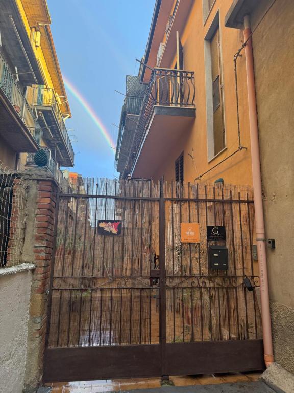una puerta de madera con un arcoíris al fondo en The Reed, en Mazzarino