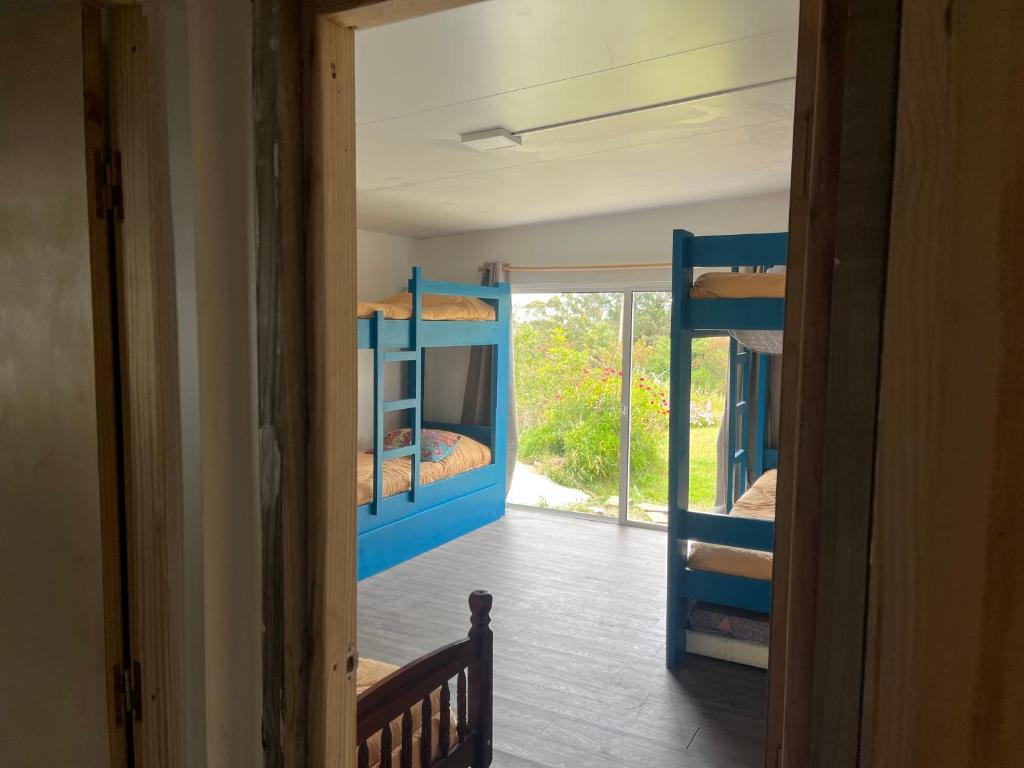 einen Flur mit 2 Etagenbetten in einem Zimmer in der Unterkunft Hermosa, arbolada y espaciosa in La Floresta