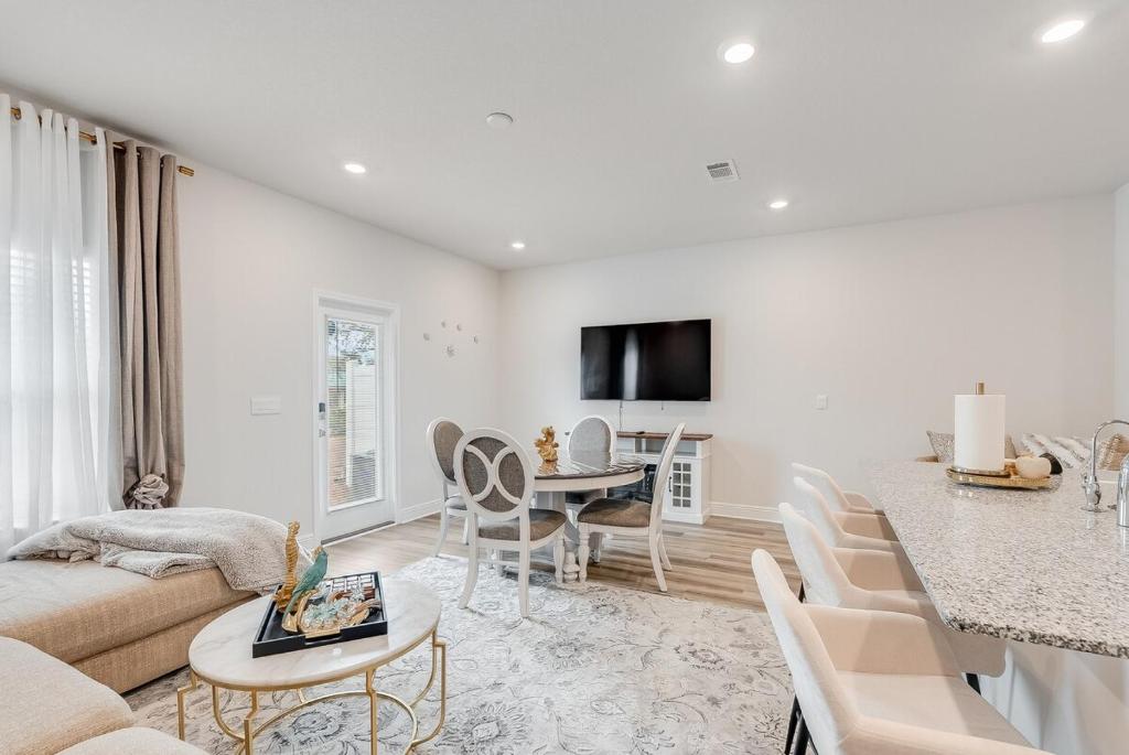 ein Wohnzimmer mit Sofa und Tisch in der Unterkunft Bright 3BR Near Beach Vacation House in Panama City Beach