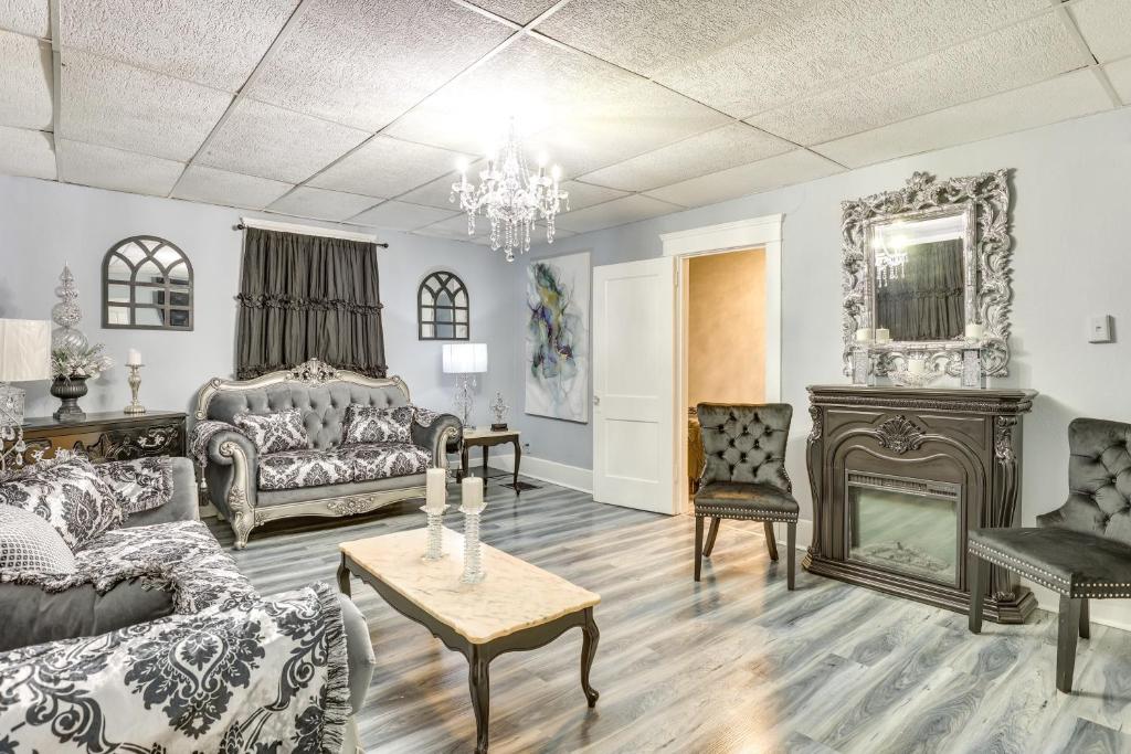 Χώρος καθιστικού στο Canton Condo Near Football Hall of Fame and Dtwn!