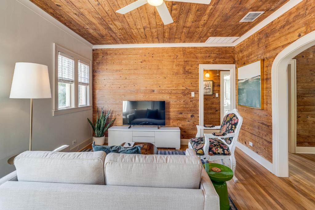 Posezení v ubytování Walk to Downtown Tyler! Updated Historic Apt