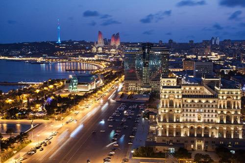 une vue d'une ville la nuit avec du trafic dans l'établissement Baku Hotels, à Baku