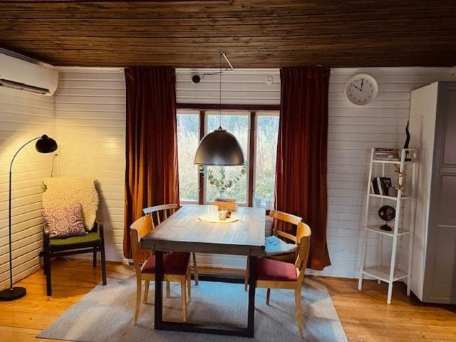 una sala da pranzo con tavolo, sedie e una finestra di NorrskensRo a Kiruna