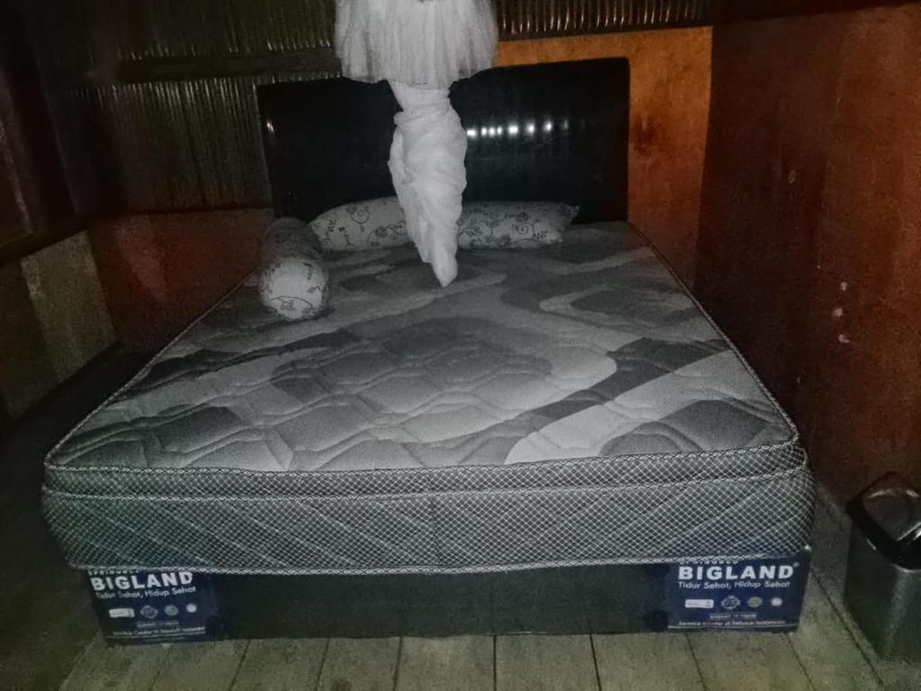 En eller flere senge i et værelse på Fam Wall Homestay