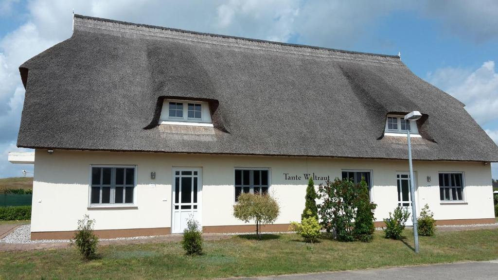 ein großes weißes Haus mit einem Strohdach in der Unterkunft Ferienhaus für 4 Personen ca 85 qm in Garz auf Usedom, Ostseeküste Deutschland Usedom in Garz