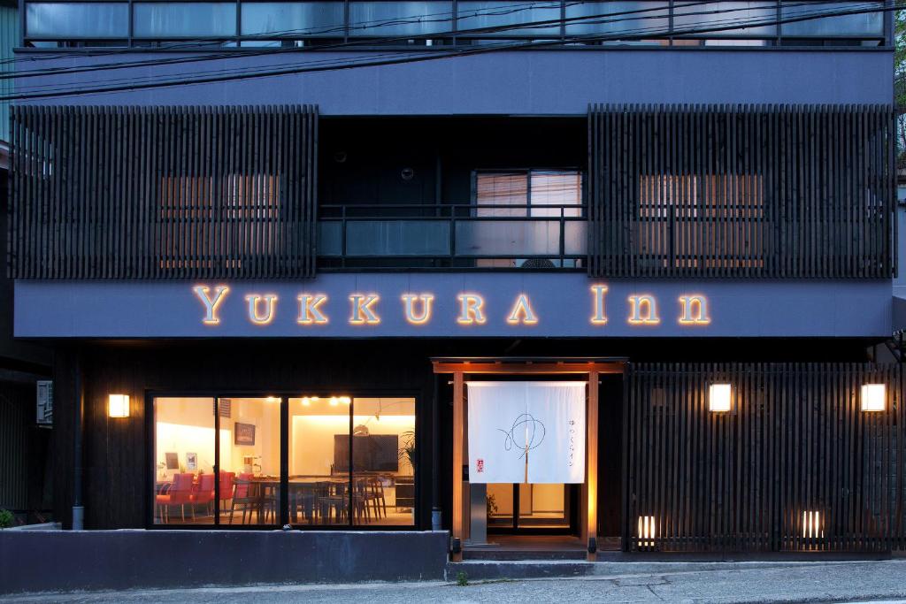 un edificio con un cartel que lee Yorkshire inn en Yukkura Inn en Aizuwakamatsu