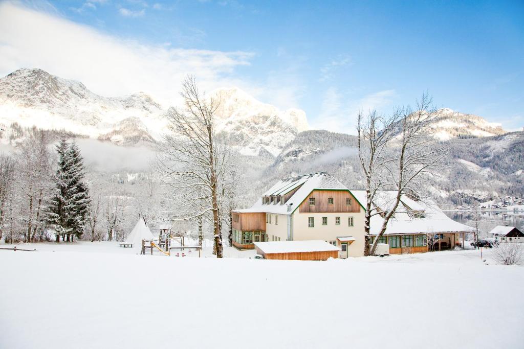 格伦德尔湖格伦德尔湖JUFA酒店的山前雪中的房子