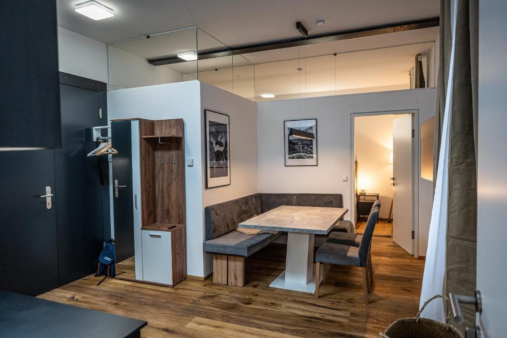 une salle à manger avec une table et un banc dans l'établissement Adlernest, à Bad Radkersburg