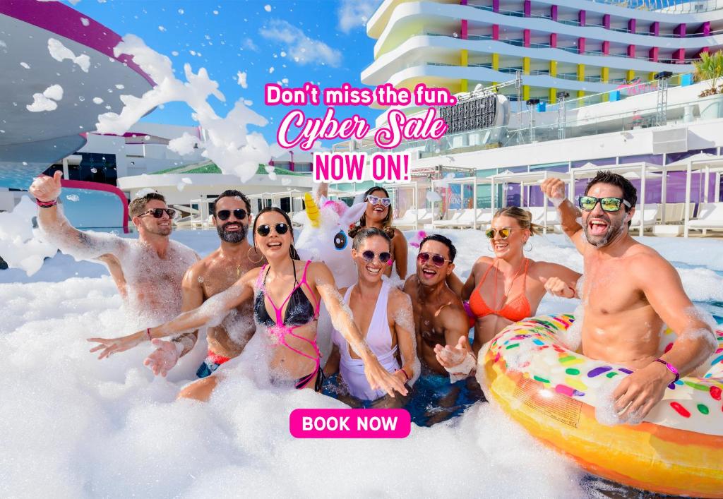 eine Gruppe von Menschen sitzt im Schaum am Strand in der Unterkunft Temptation Cancun Resort - All Inclusive - Adults Only in Cancún