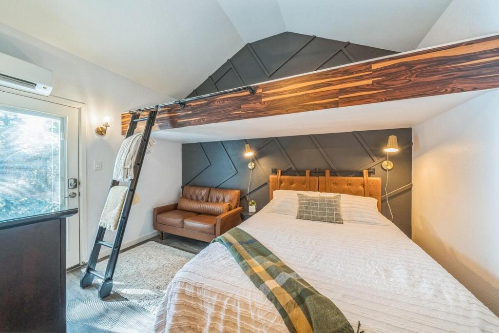 Ένα ή περισσότερα κρεβάτια σε δωμάτιο στο Barrel Bunkhouse 8033 CR 802