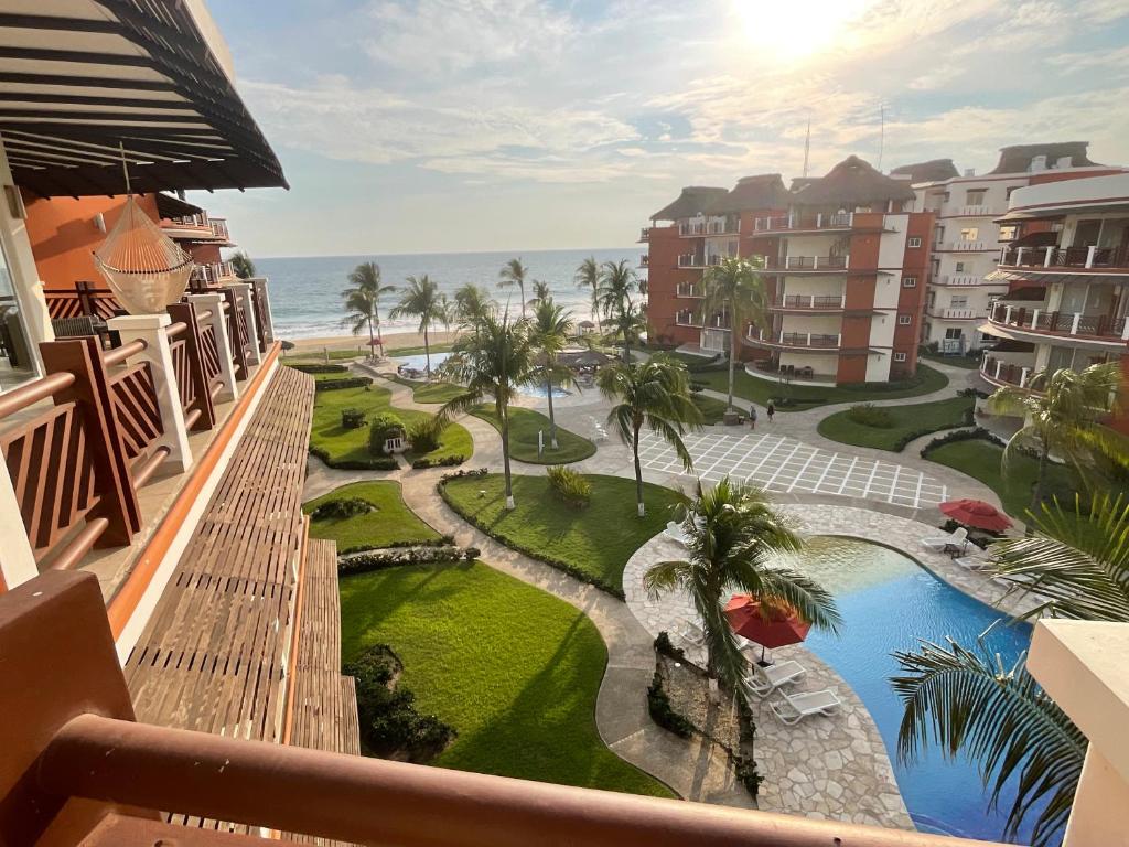 ChanoVivo Resorts的从度假村的阳台上可欣赏到风景。