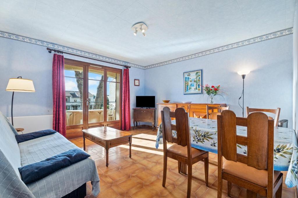 Appartement Tout Confort في ليه ليكيه: غرفة معيشة مع أريكة وطاولة