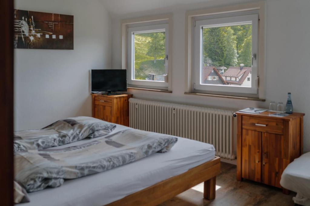 Gästehaus Talblick Baiersbronn - Klassisches Dreibettzimmer