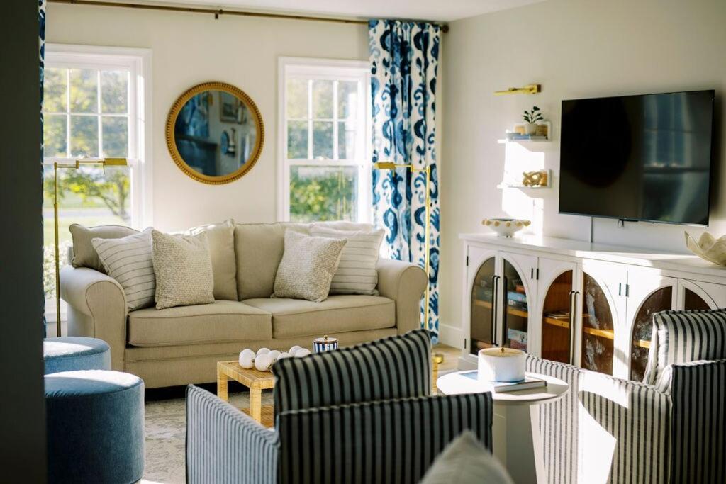 Χώρος καθιστικού στο Waterfront 5BR on Kent Island with Private Pool and Firepit