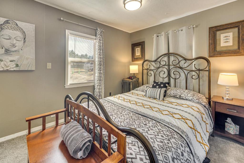 Ένα ή περισσότερα κρεβάτια σε δωμάτιο στο Lake George Views! The Cozy Cabin Near Hiking