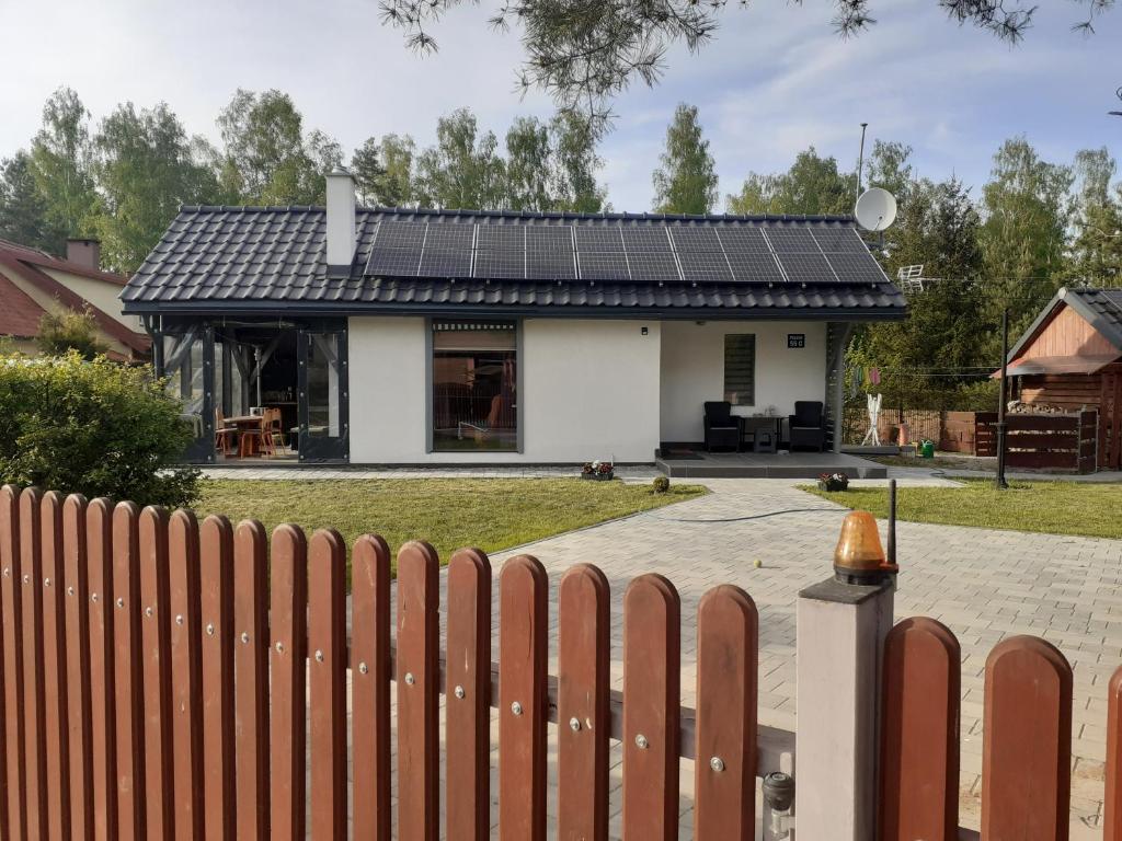 ein Haus mit Sonnenkollektoren auf dem Dach in der Unterkunft Mazury domek całoroczny Pelnik jezioro las in Pelnik