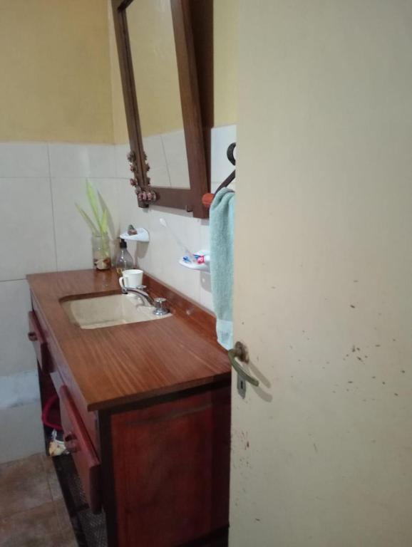 ein Badezimmer mit Waschbecken und Spiegel in der Unterkunft Silvia in Puerto Libertad