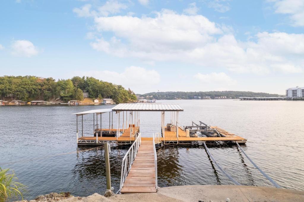 un molo su un bacino d’acqua con di ISLAND VIEW a Eldon