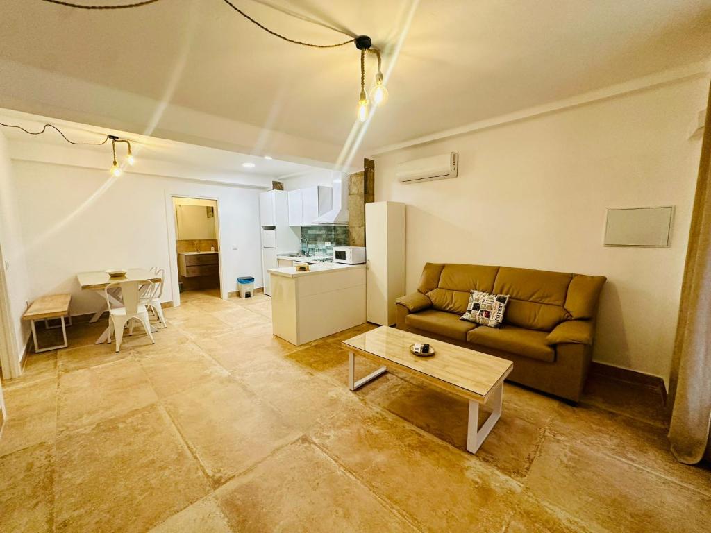 a living room with a couch and a table at Arenas del Coliseo Parking Gratis in Merida