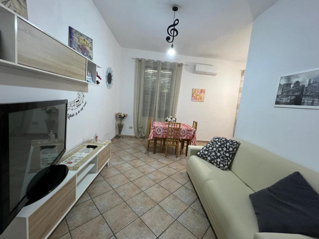un salon avec un canapé et une télévision dans l'établissement House Corso Calatafimi, à Palerme